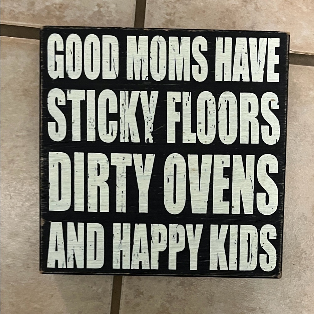 Black and White Wooden mom Sign